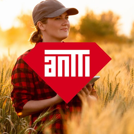 Nainen pellolla ja Antti-logo